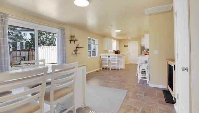 Building Photo - Adorable one level living