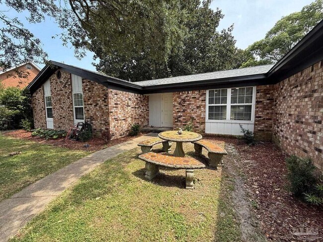 Building Photo - 420 Dolphin St