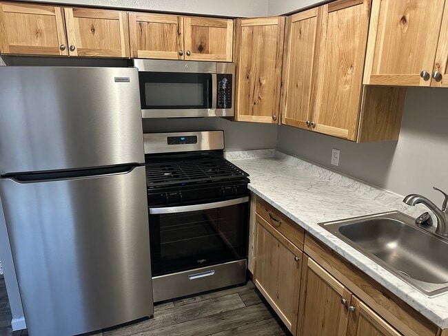 Building Photo - 1040 Bowerman Dr.