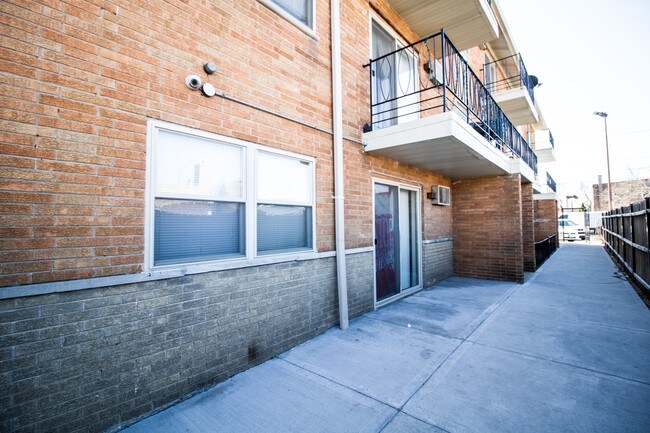 Building Photo - 2747 W 59th St