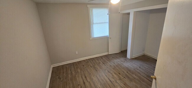Foto del edificio - Charming 3-Bedroom Home with Driveway & Ba...