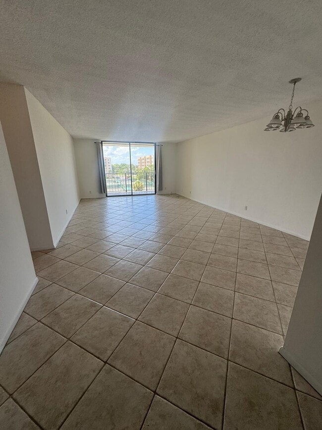 Building Photo - 2828 Tennis Club 502 Dr