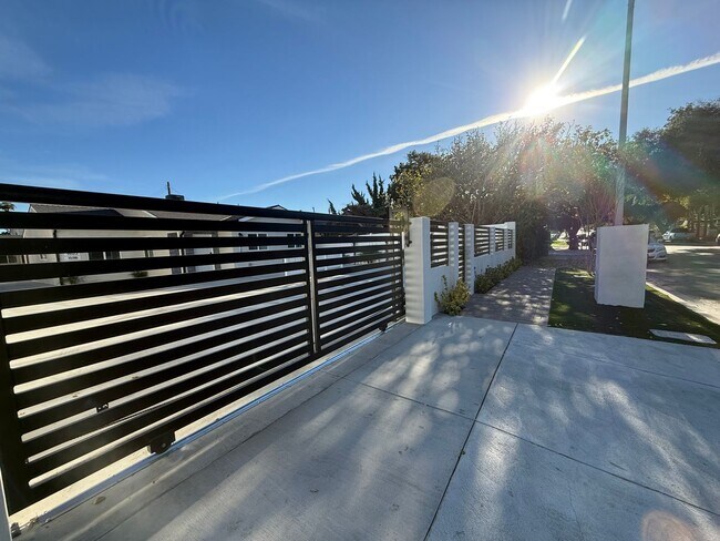 Foto del edificio - All solar new construction 3/3 house