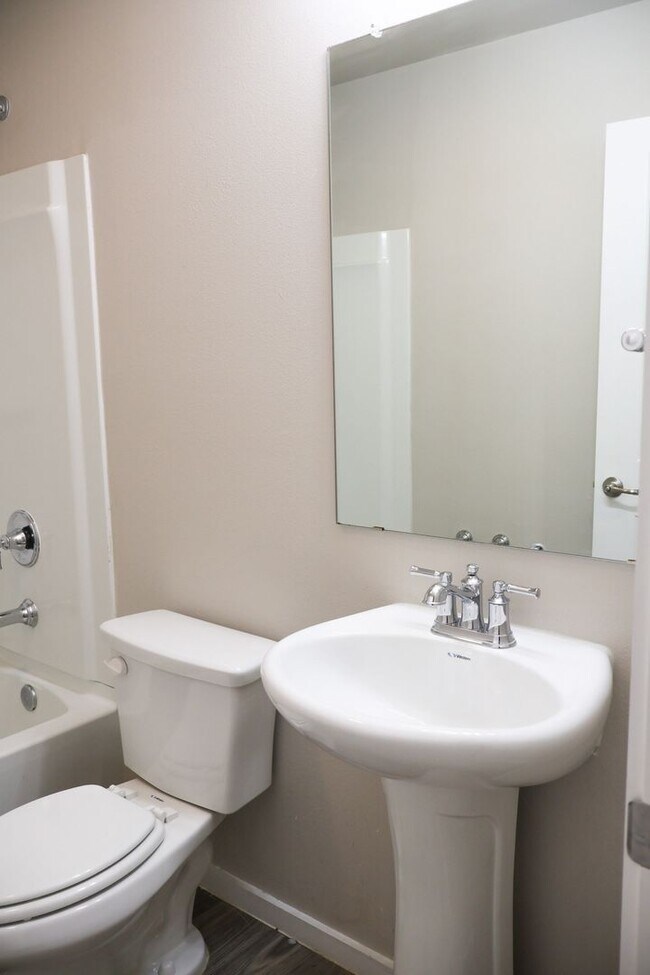 Building Photo - Townhome in Upland Heights!