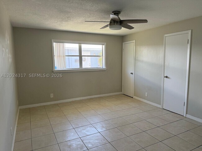 Building Photo - 588 Holly Dr