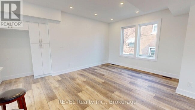 Building Photo - 204 Queenston St