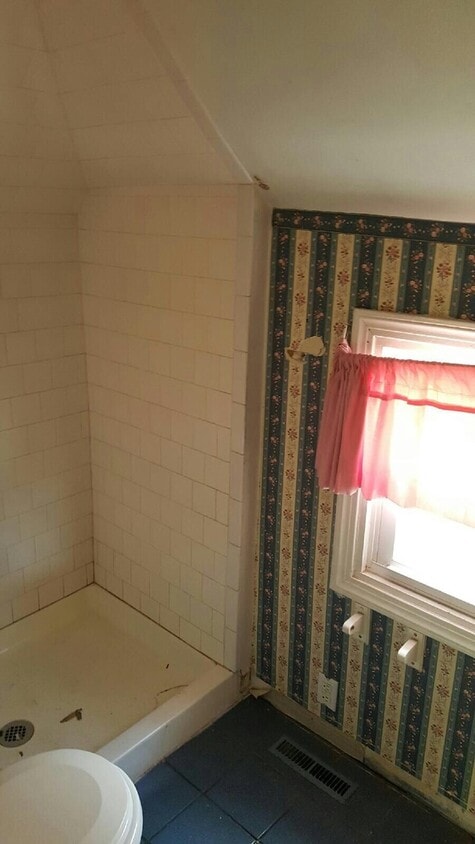 Foto principal - 3 bedrooms 2 full baths