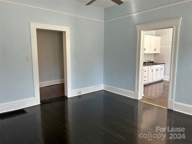Building Photo - 823 Parkwood Ave