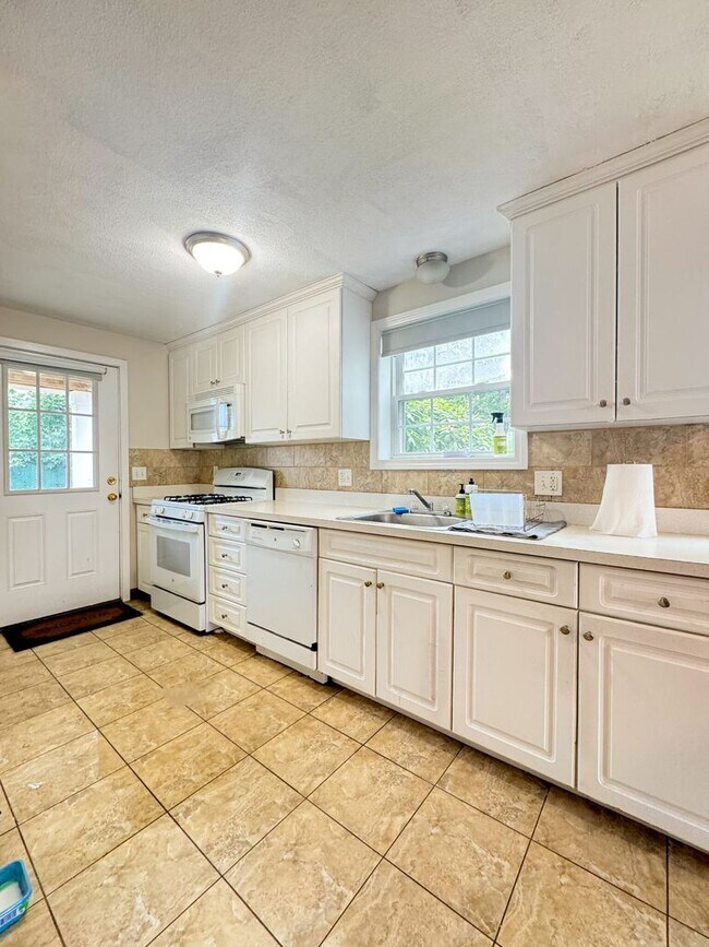 Building Photo - Lower Allston - Family Friendly - 3bed