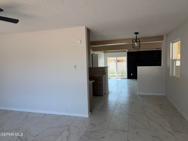 Foto del edificio - 8104 Dempsey Ave