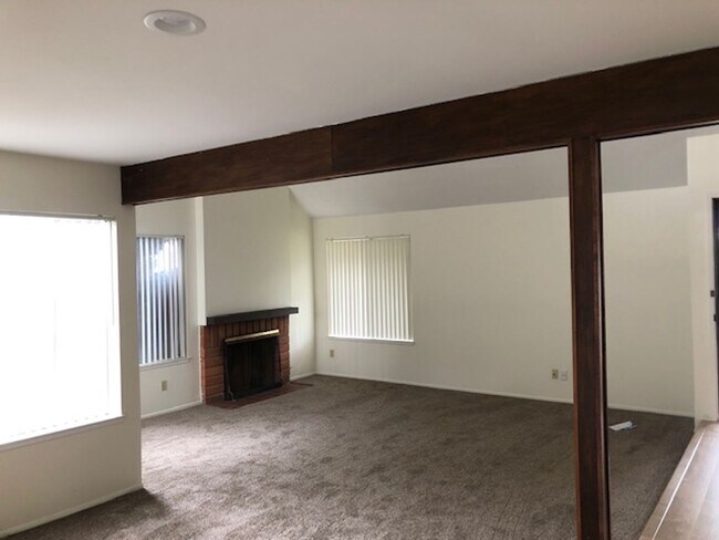 Building Photo - 4 Bed/2.5 Bath  Two Story Home in San Diego