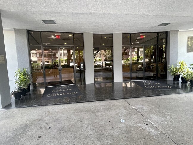 Foto del edificio - 100 S Doheny Dr