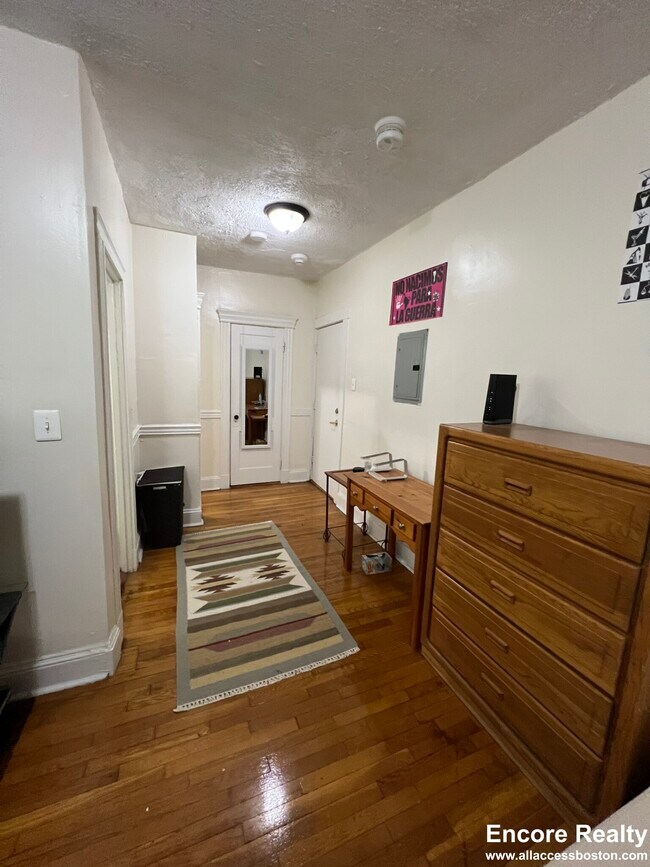 Building Photo - 386 Riverway