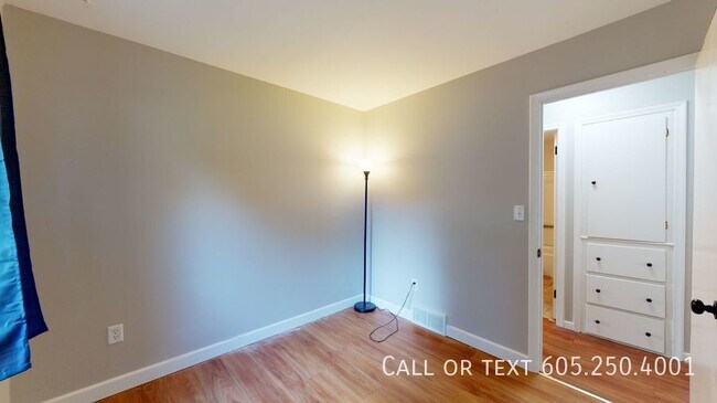 Building Photo - Beautiful 3 Bed 2 Bath Home on the East Si...