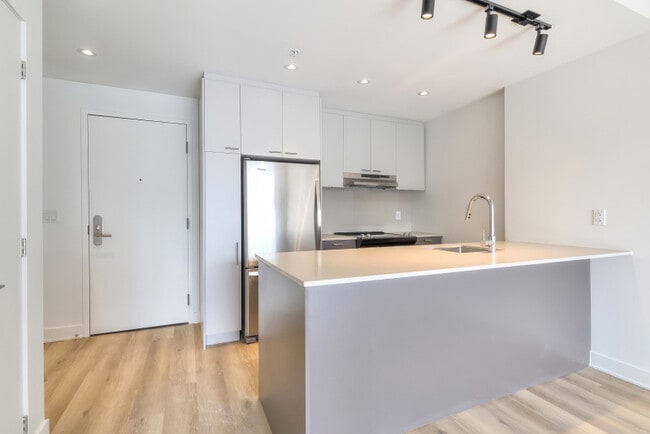Building Photo - Leora Condo Rentals Saint-Laurent