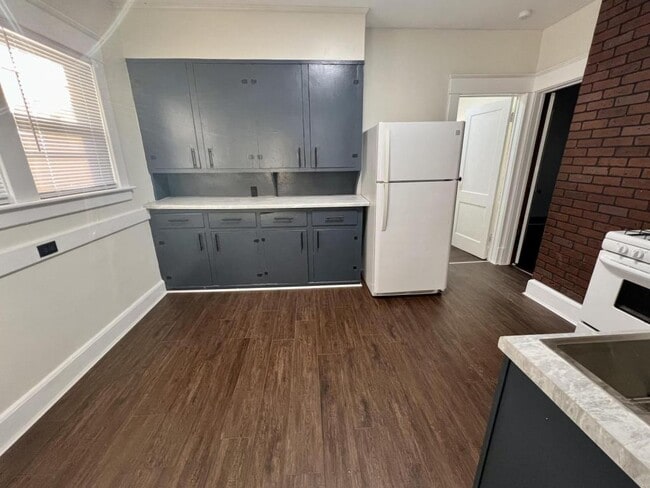 Building Photo - 301 Folts St