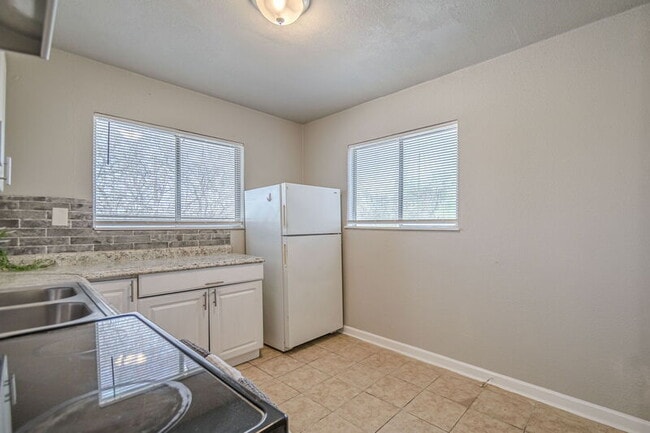 Building Photo - 2323 Arbor Pl