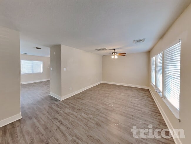 Foto del edificio - 823 Lightningbug Ln