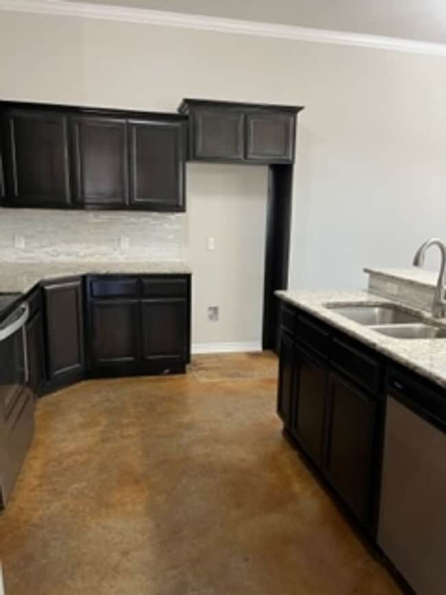 Building Photo - This home will not last long!