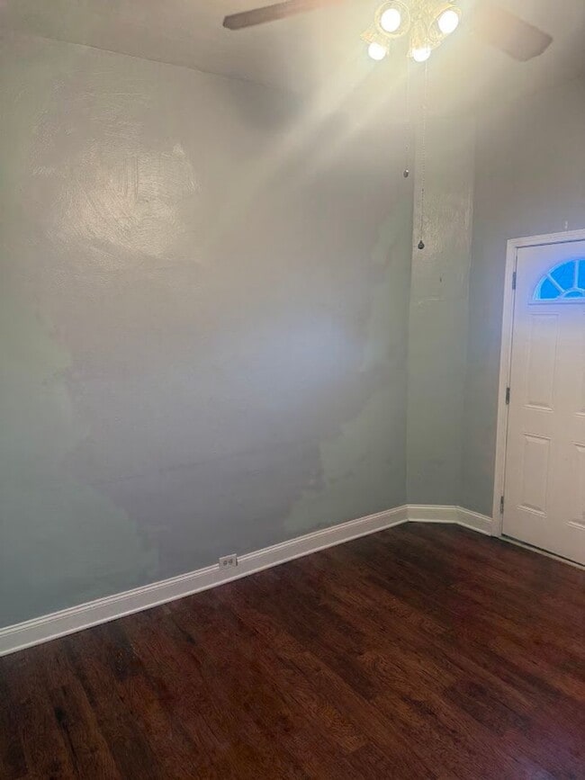 Building Photo - Recently Updated 2 Bedroom Unit In The Southside.  Available Immediately.