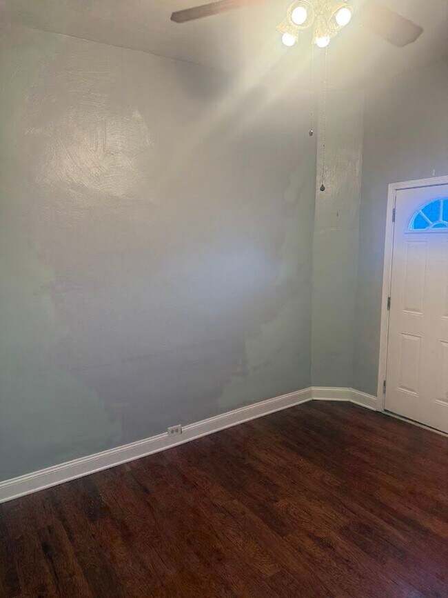 Foto del edificio - Recently Updated 2 Bedroom Unit In The Southside.  Available Immediately.