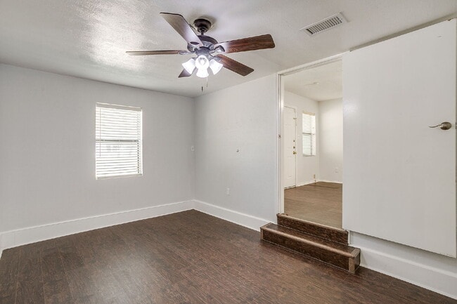 Building Photo - Charming 3-Bedroom Cottage in River Oaks