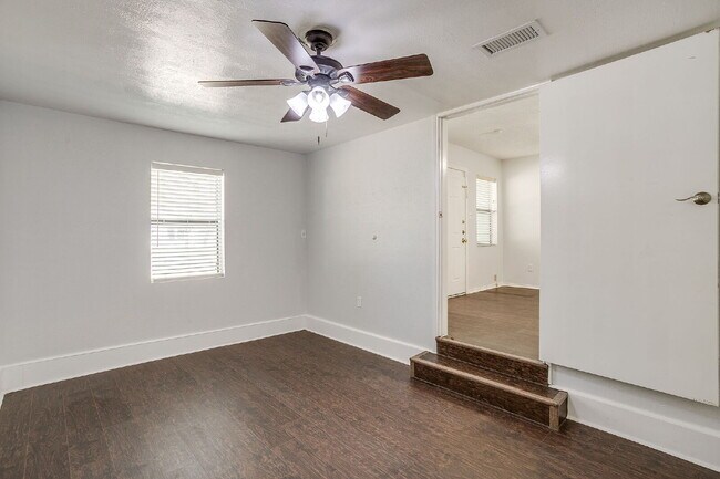 Foto del edificio - Charming 3-Bedroom Cottage in River Oaks