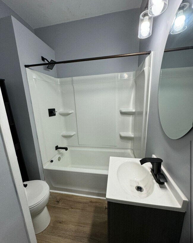 Building Photo - 613 S Main St