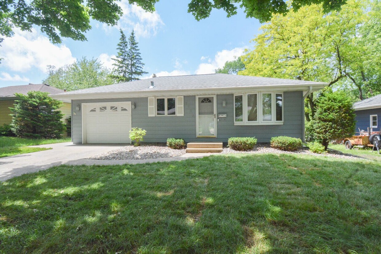 Primary Photo - Beautiful, spacious, 3 bedroom, home in gr...