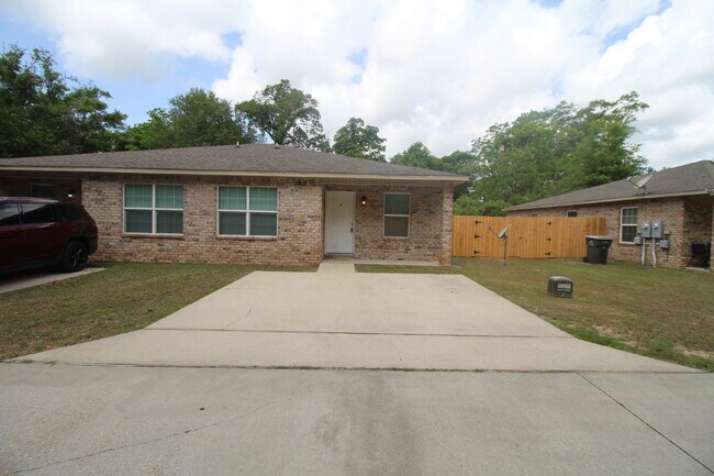 Foto del edificio - West Pensacola Duplex Living — 3BR Home with Open Floor Plan, Eat-In Kitchen, Covered Patio & Low...