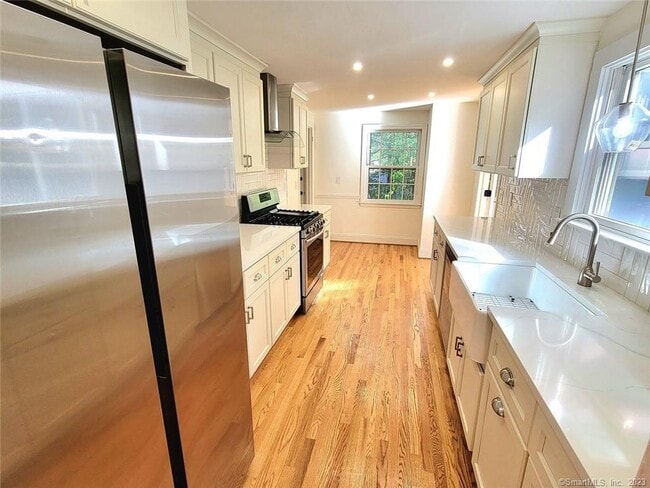 Building Photo - 7 Greensview Dr