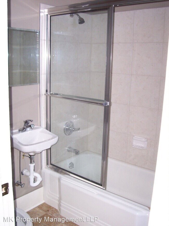 Building Photo - 1 br, 1 bath Apartment - 620 N. 12th 620 N...
