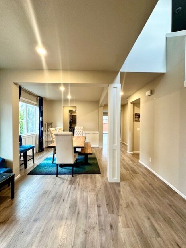 Building Photo - Dream Home: Spacious 4 bedroom + 2 bonus r...