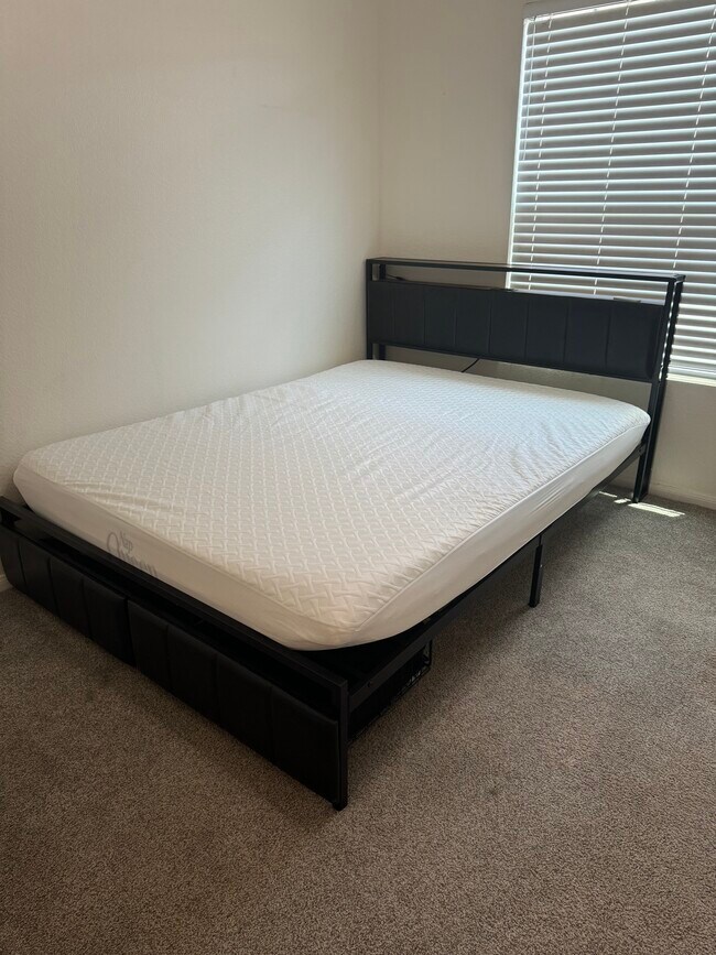 Cama tamaño Queen - 604 Kellogg St