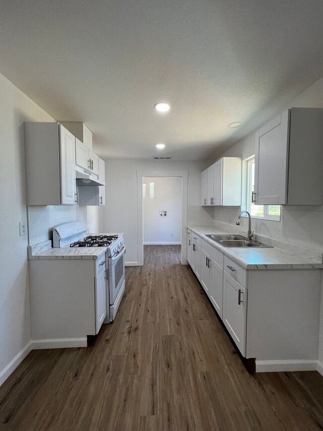 Building Photo - 3bd/1ba unit and NEWLY remodeled!!