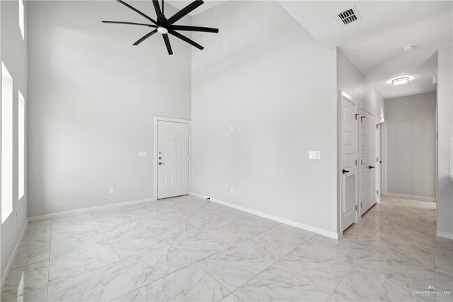 Foto del edificio - 905 W 8th St