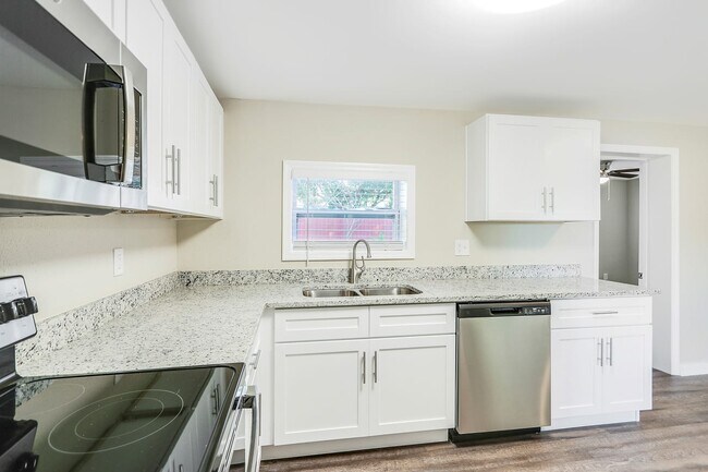 Foto del edificio - 1307 Pine Lake Rd