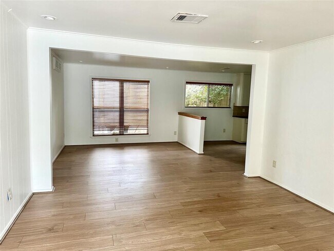 Foto del edificio - 5223 Schuler St