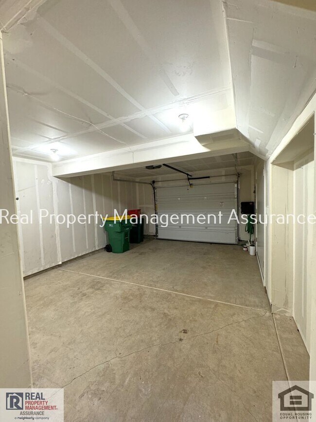 Building Photo - Spacious, well-designed home in desirable ...
