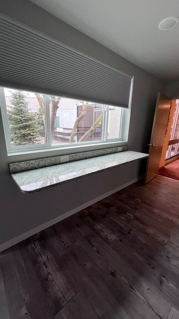 Building Photo - Half Off First Months Rent in Davenport!