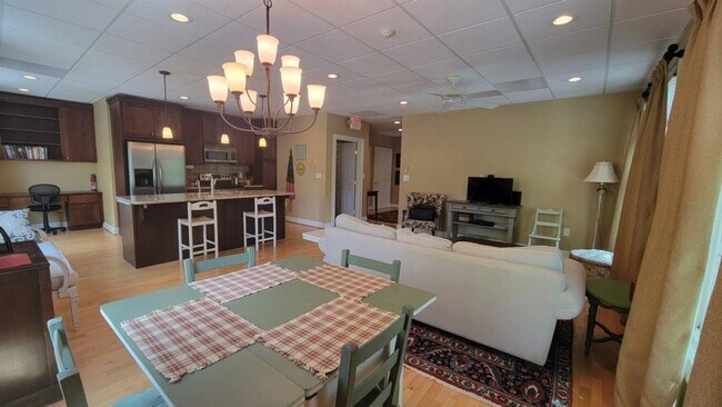 Building Photo - 1050 Parkside Cmns