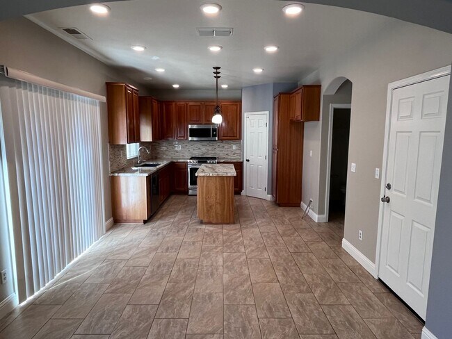 Foto del edificio - BEAUTIFUL HOME IN ROSEVILLE IN GATED COMMU...