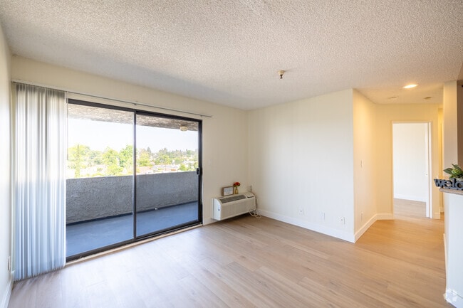 2BR, 2BA - 850SF - Living Room - Chateau Regent Apartments