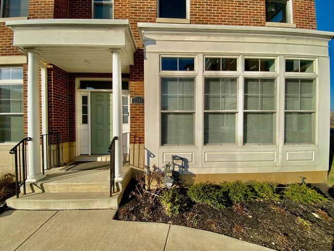 Building Photo - SIENA Place/PACKER PARK CORNER 4 Bedroom/2...