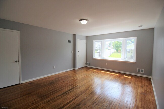 Building Photo - 1532 Hiawatha Ave