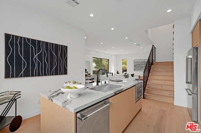 Building Photo - 1426 N Sycamore Ave