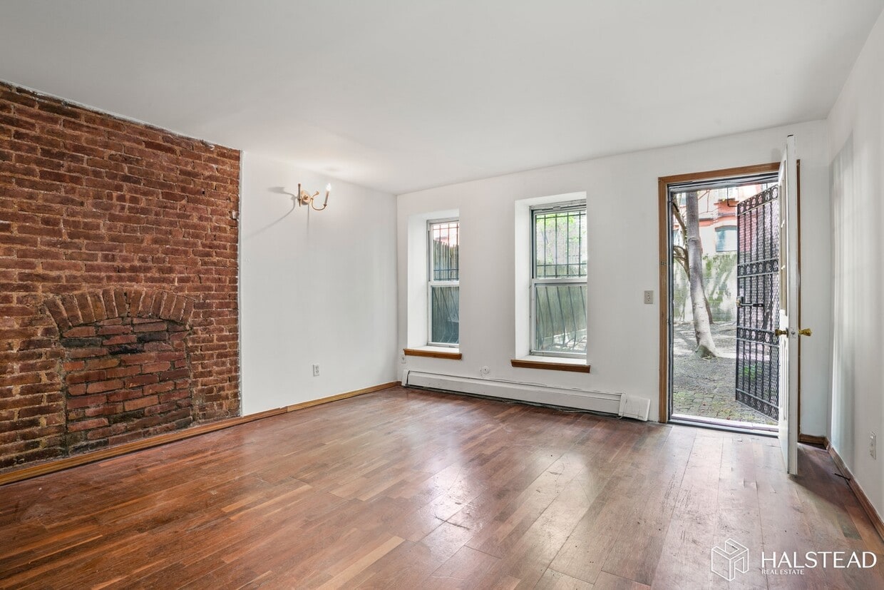 Primary Photo - 1 bed with a private backyard!