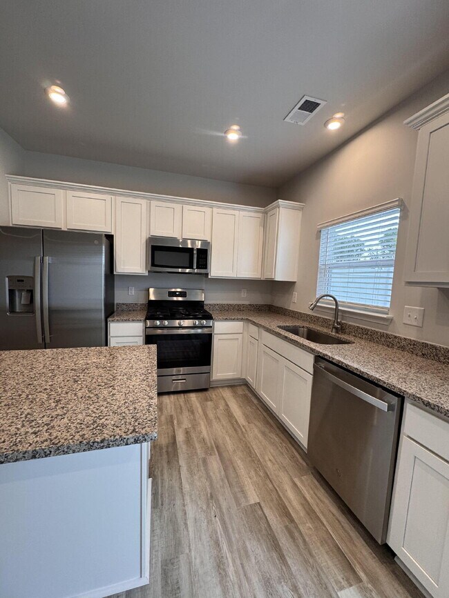 Foto del edificio - PRICE REDUCED! Modern 3-Bed Townhome in Greer — Stylish Design & Community Perks in Prime Location!