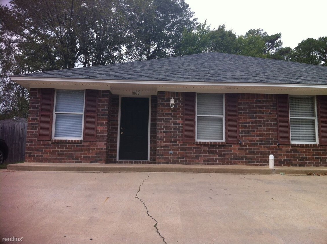 1813 Jefferson Ave, Texarkana, AR 71854 Townhome Rentals in Texarkana