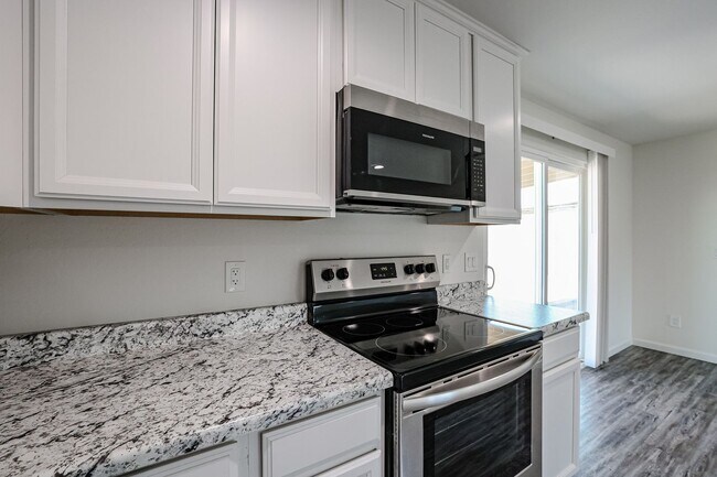 Building Photo - Newly Renovated Open Concept Home